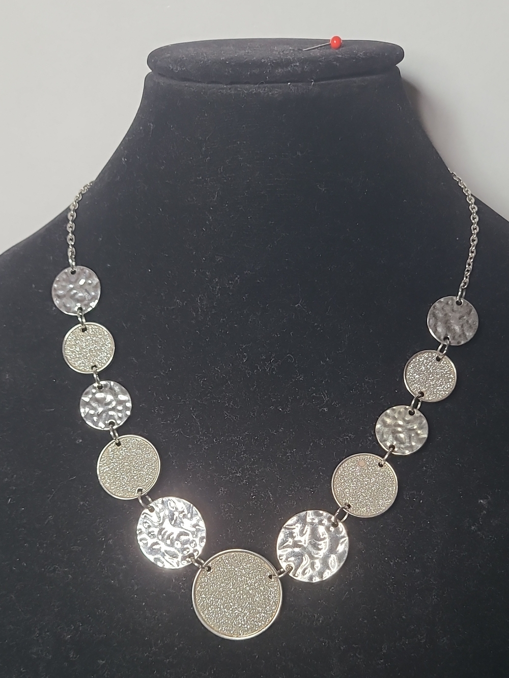VINTAGE CHARMING CHARLIE Silver Textured Circle Statement Necklace